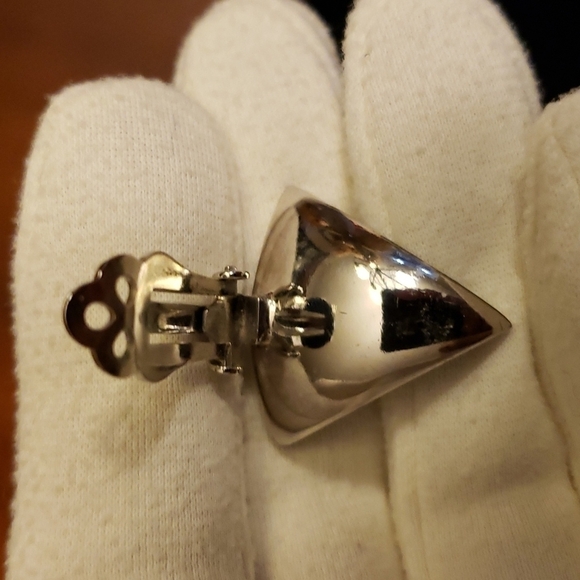 Vintage Art Deco Style Clip On Earrings 2583988 patent number engraved EUC - Picture 3 of 10